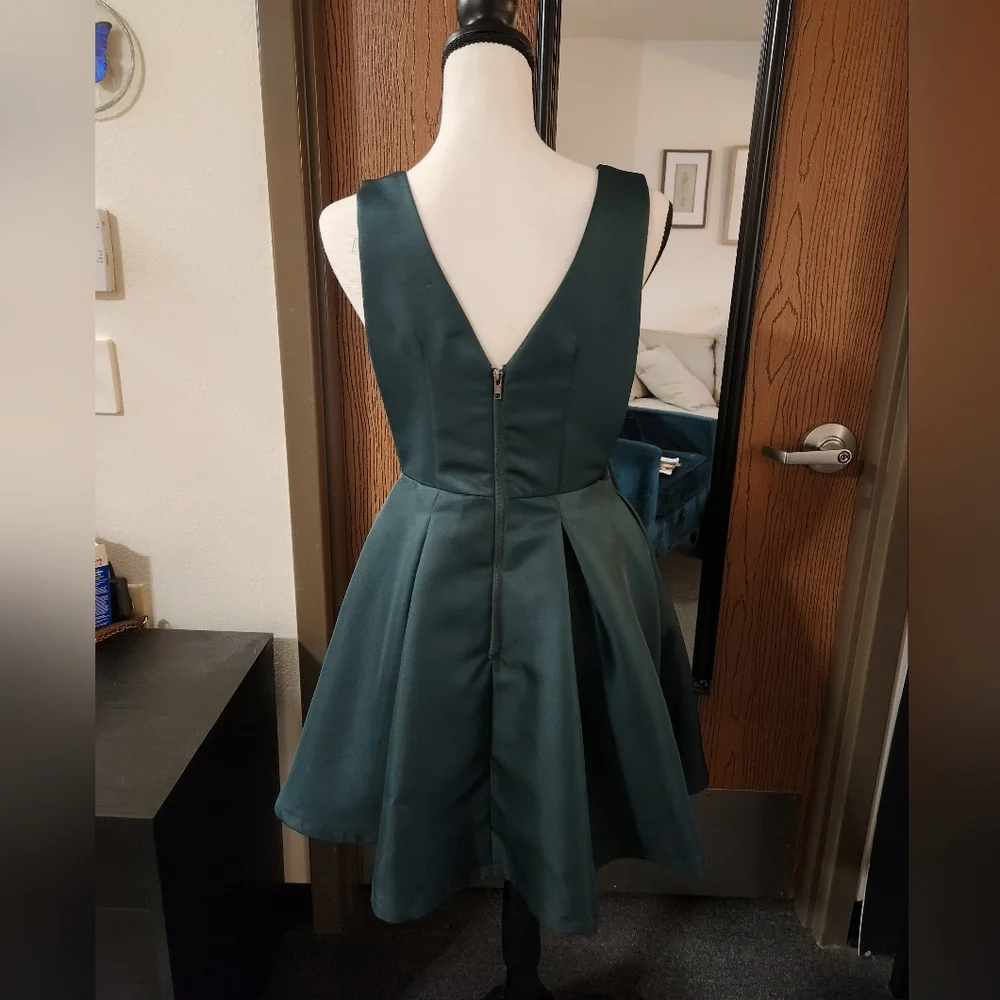 Exquisite Emerald Green Dress - Picture 6 of 7
